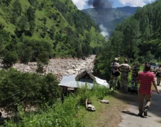 राहत सामग्री ले जा रहा हेलीकॉप्टर क्रैश, पायलट समेत 3 की मौत