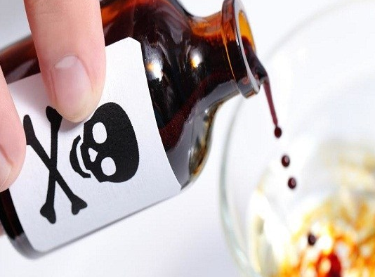 यूपी: शराब पीने से मना किया तो विवाहिता को पिलाया जहर, हालत गंभीर