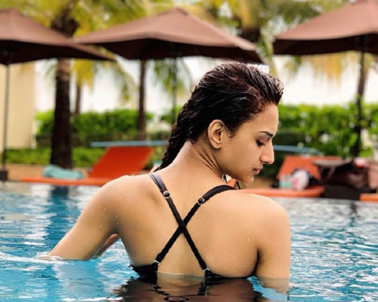 मालदीव में छुट्टियां मना रही इस एक्ट्रेस की बिकिनी PHOTOS हुईं VIRAL