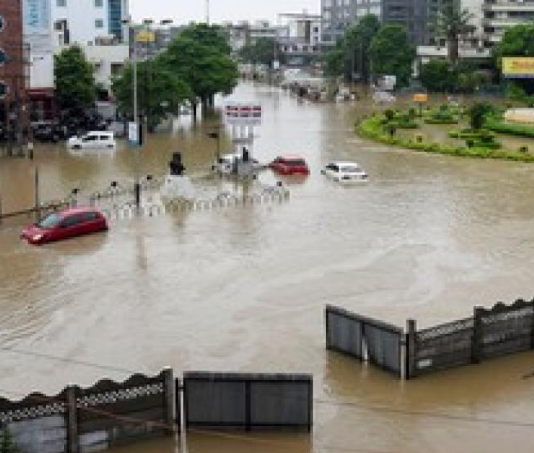 गुजरात में बाढ़ का कहर जारी, अब तक 98 लोगों ने गंवाई जान