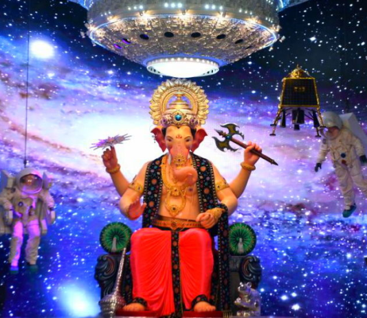 सामने आई लाल बाग के राजा की पहली झलक, बप्पा के चारों ओर घूम रहे ग्रह