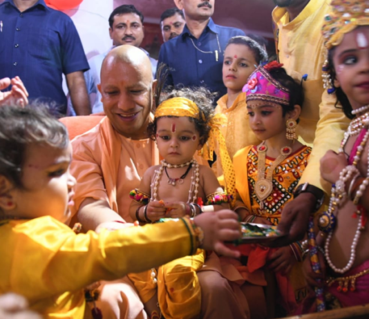 CM योगी ने झूला झुलाकर उतारी कान्हा की आरती, बच्चों संग खिंचवाई तस्वीरें