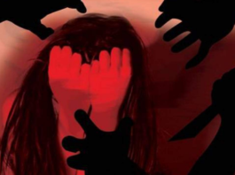 उन्नाव: खुलेआम घूम रहे गैंगरेप के आरोपी, पीड़िता ने कलेक्ट्रेट में आत्मदाह का किया प्रयास