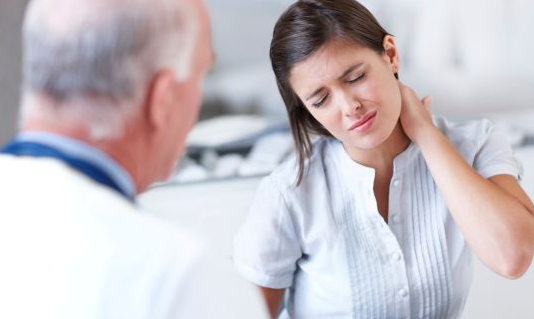 गर्दन के दर्द को आसानी से दूर कर सकते हैं ये तीन एक्सरसाइज, तुरंत होगा फायदा