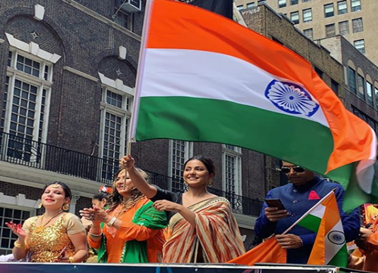 विदेशी धरती पर तिरंगा लहराती नजर आईं हिना खान, PHOTO VIRAL