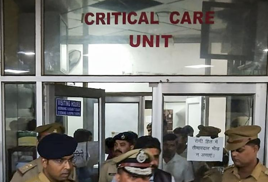 वेंटिलेटर पर हैं उन्नाव दुष्कर्म पीड़िता और वकील, हालत अभी भी जस की तस