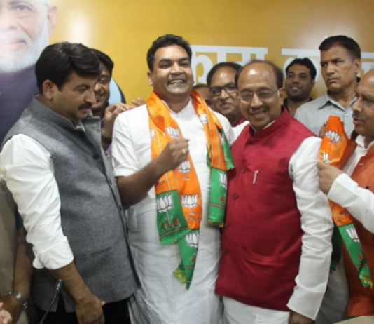 AAP को बड़ा झटका, महिला विंग की अध्यक्ष के साथ बीजेपी में शामिल हुए कपिल मिश्रा