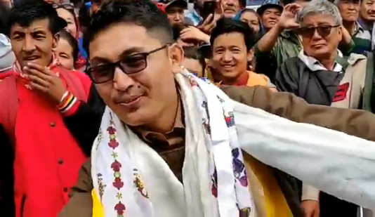 लद्धाख के सांसद ने हाथ में तिरंगा लेकर लोगों संग किया डांस, VIDEO VIRAL
