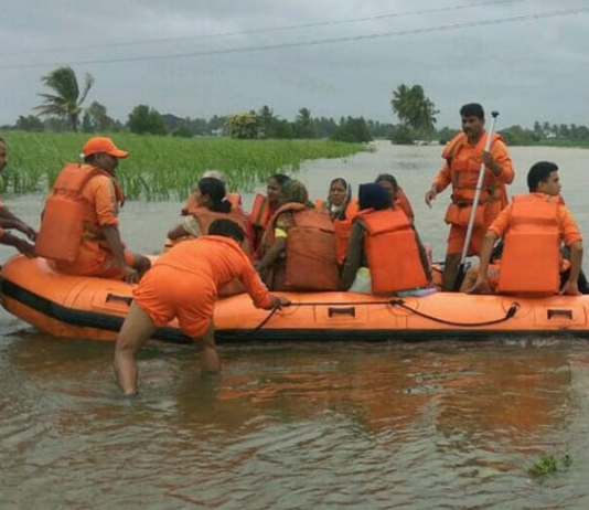 महाराष्ट्र में बाढ़ के चलते 27 लोगों की मौत, कर्नाटक में एयरलिफ्ट कर रही है वायुसेना
