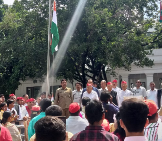 पूर्व CM मुलायम सिंह यादव ने सपा कार्यालय में तिरंगा फहराया