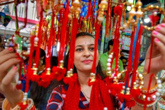 Raksha Bandhan 2019: इस बार भद्रा से मुक्त होगा रक्षाबंधन, पूरे दिन शुभ योग