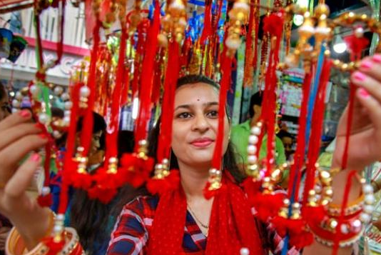 राशि के अनुसार, जानिए आपके भाई के लिए किस रंग की राखी होगी शुभ ?