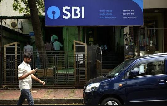 बड़ा झटका: SBI ने महीने में दूसरी बार घटाई FD पर ब्याज दरें !