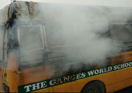 UP: स्कूल जा रही बच्चों से भरी बस में लगी आग, मच गई चीखपुकार