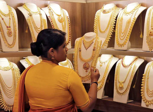 सोना-चांदी की कीमतों में आई भारी गिरावट, बाजारों में दिखी रौनक !