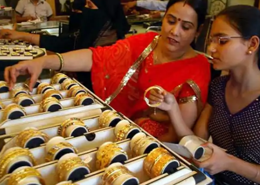 सोना हुआ सस्ता तो चांदी में आई जबरदस्त उछाल, जानें आज का भाव