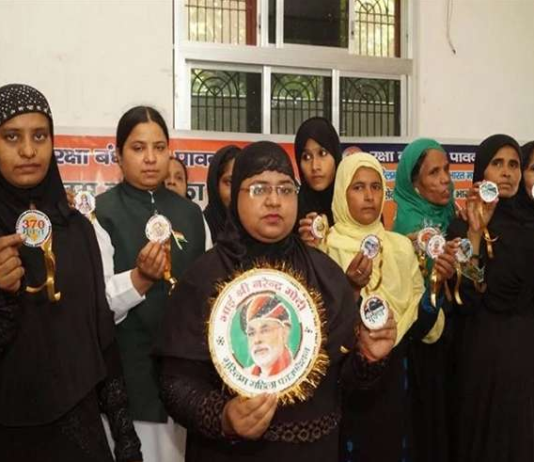 यूपी: मुस्लिम महिलाओं ने PM मोदी को भेजी ये 2 स्पेशल राखी, भड़के मौलाना !
