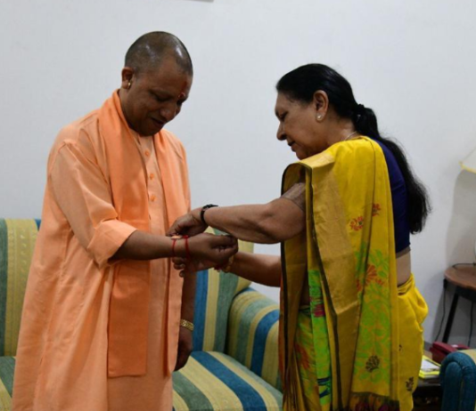 राज्यपाल आनंदीबेन पटेल ने CM योगी आदित्यनाथ को बांधी राखी