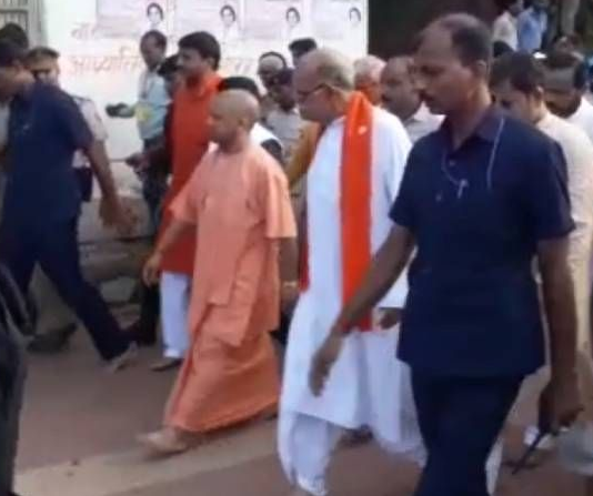 नंगै पैर चलकर CM योगी ने लगाई कामदगिरि की परिक्रमा, लक्ष्मण पहाड़ी पर किया रोपवे का उद्घाटन