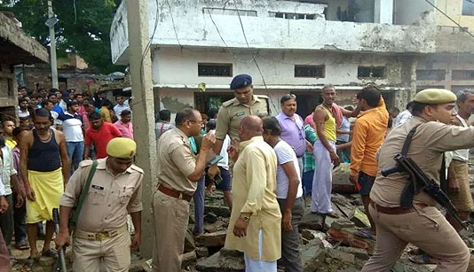 एटा की पटाखा फैक्ट्री में भीषण विस्फोट, 6 की मौत, दर्जनों लोग घायल