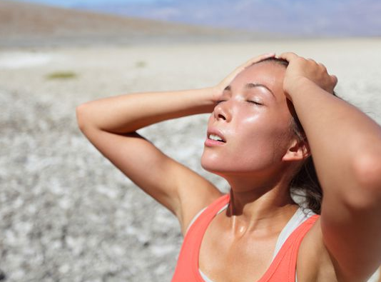 उमस भरी गर्मी में त्वचा की चिपचिपाहट से बचना है तो अपनाएं ये घरेलू टिप्स !