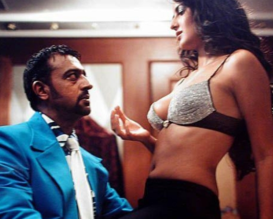 जब कैटरीना कैफ ने गुलशन ग्रोवर को दिया किसिंग सीन, PHOTO VIRAL