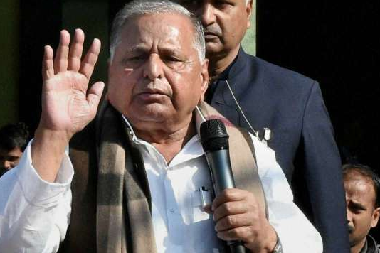 आजम खां के बचाव में उतरे सपा संरक्षक मुलायम सिंह यादव, 1 बजे करेंगे प्रेस कॉन्फ्रेंस