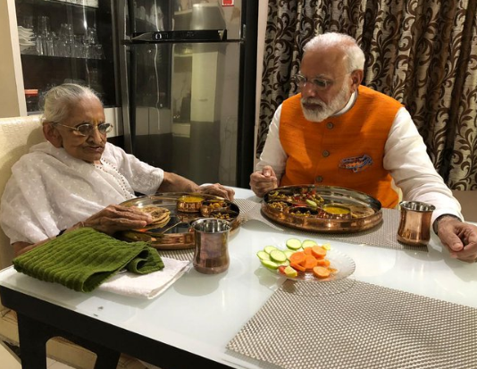 गांधीनगर: PM मोदी ने लिया मां का आशीर्वाद, साथ बैठकर खाना खाया !