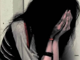 ब्लैकमेल कर विदेशी युवती से दुष्कर्म कर रहे थे 2 सिपाही, केस दर्ज