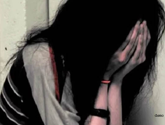 ब्लैकमेल कर विदेशी युवती से दुष्कर्म कर रहे थे 2 सिपाही, केस दर्ज