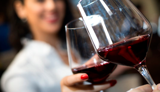 स्किन से जुड़ी समस्याओं को दूर भगाता है रेड वाइन, सिर्फ जान लें पीने का तरीका
