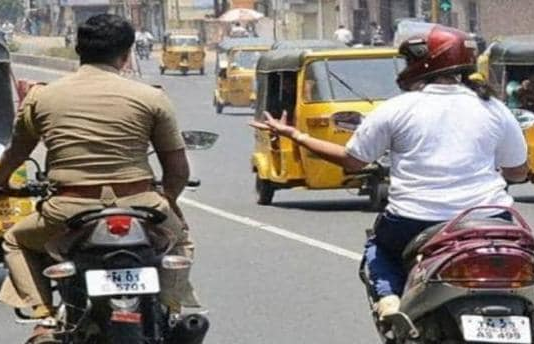 UP: यातायात नियम तोड़ने वाले पुलिसकर्मियों को भरना होगा डबल चालान !