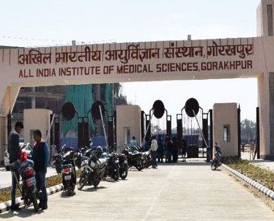 गोरखपुर AIIMS: उखाड़कर फेंका गया पूर्व सीएम अखिलेश यादव के नाम का शिलापट, सपाइयों में आक्रोश