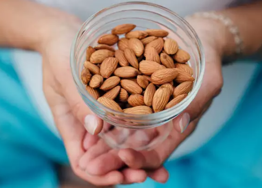 ऑफिस जाने से पहले भूलकर भी न खा लें बादाम, नहीं तो नींद कर देगी परेशान