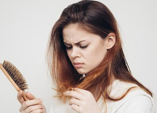 बालों को झड़ने से रोकने के लिए इस नुस्खे से बेहतर कुछ नहीं