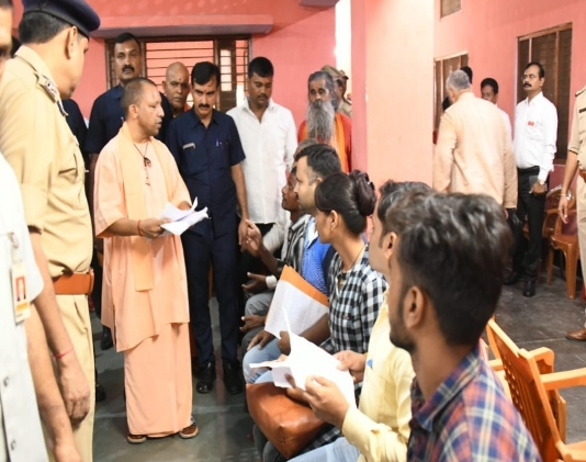 गोरखपुर: 350 फरियादियों से मिले CM योगी, समस्याओं के समाधान का दिया आश्वासन