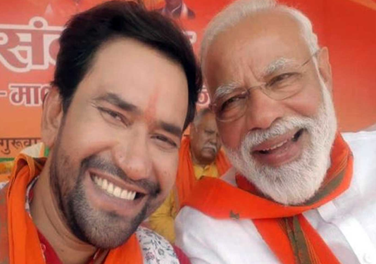 PM मोदी ने ट्वीटर पर इस भोजपुरी स्टार को किया फॉलो, तो झूम उठा ये एक्टर