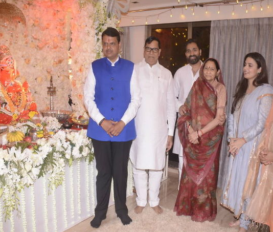 कांग्रेस नेता कृपाशंकर के घर पर पहुंचे उद्धव और फडणवीस, BJP में हो सकते हैं शामिल