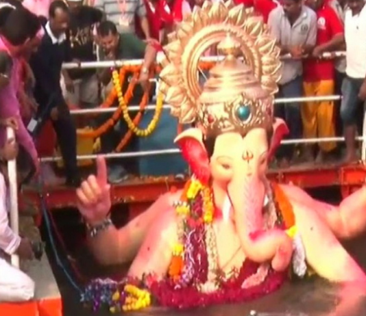 लिफ्ट के सहारे लाल बाग के राजा का विसर्जन, 8KM की विसर्जन यात्रा के लिए लगे 22 घंटे