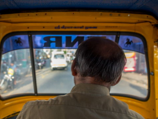 ऑटो चालक ने इंजीनियर से 18 किमी. के 4400 रुपए वसूले, केस दर्ज