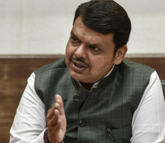 महाराष्ट्र: CM Devendra Fadnavis के काफिले पर महिला ने फेंकी स्याही