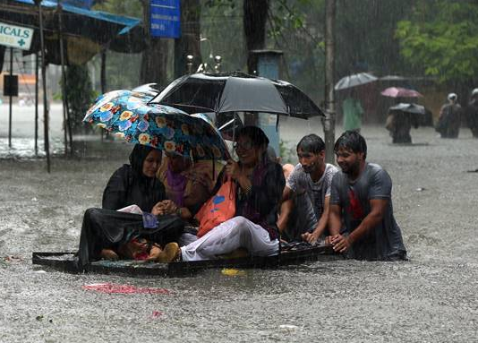 मुंबई में बारिश के कारण 30 उड़ानें रद्द, भारी वर्षा की चेतावनी