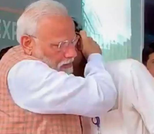 Chandrayaan 2: भावुक ISRO चीफ को गले लगाकर PM मोदी ने बंधाया ढांढस, देखें Video