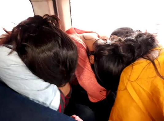 मसाज पार्लर की आड़ में चल रहा था सेक्स रैकेट, रंगेहाथ पकड़ाए युवक-युवतियां