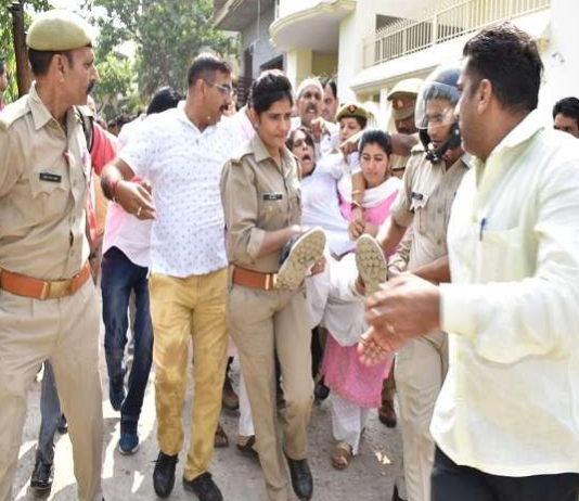 BJP नेता शशि त्यागी ने किया विधायक आवास पर आत्मदाह का प्रयास !