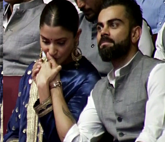 भावुक हुए विराट कोहली तो पत्नी अनुष्का ने किया ‘KISS’, वीडियो वायरल