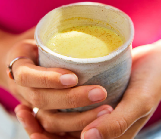 अचानक दुनिया में बढ़ी Golden Milk की मांग, हेल्थ के लिए बेहद फायदेमंद