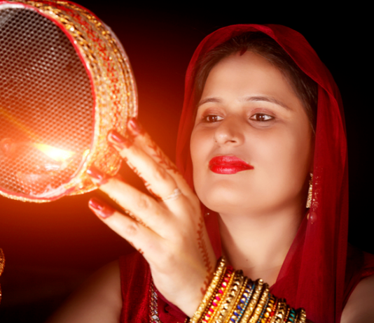 करवाचौथ पर महिलाएं ये टिप्स अपनाकर जीतें अपना चांद का दिल !