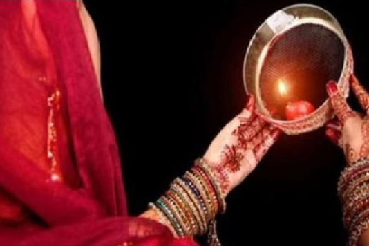 करवाचौथ पूजा के बाद पत्नी को पानी पिला रहे पति की गोली मारकर हत्या