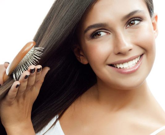 घर पर ही लड़कियां अपने बालों को बनाएं स्ट्रेट, बस करना होगा ये एक काम !